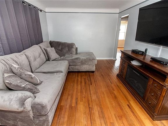 4th image of 29932 Truman Ave