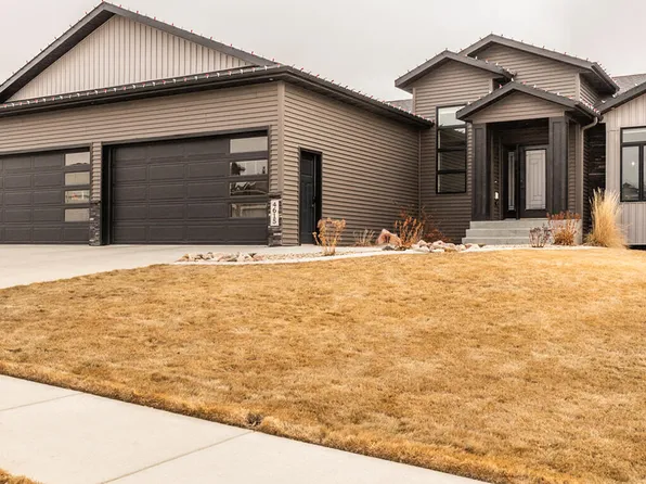 4615 Marsh Hawk Dr, Bismarck, ND 58503