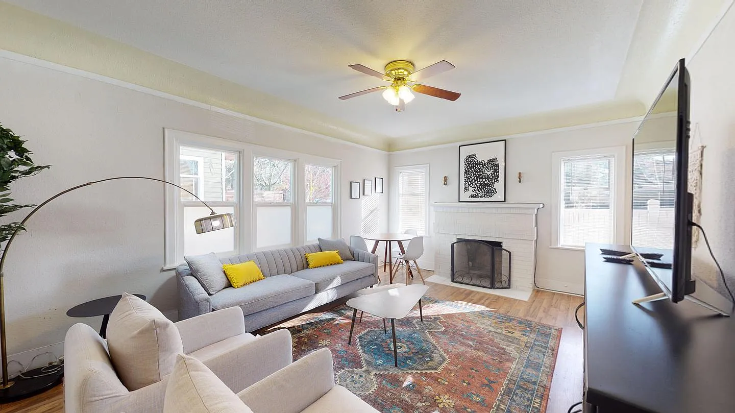 Private Bedroom in Delightful Madrona Home With Charming Backyard — Photo 2