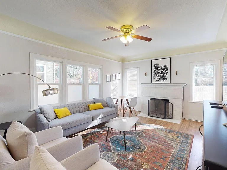 2808 E Spring St — Photo 2