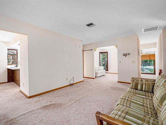 5th image of 12 Pine Hurst Pl