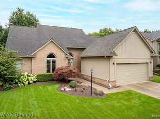 198 Bellshire Ln, Rochester Hills, MI 48307