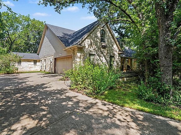 3rd image of 126 Willow Creek Cir
