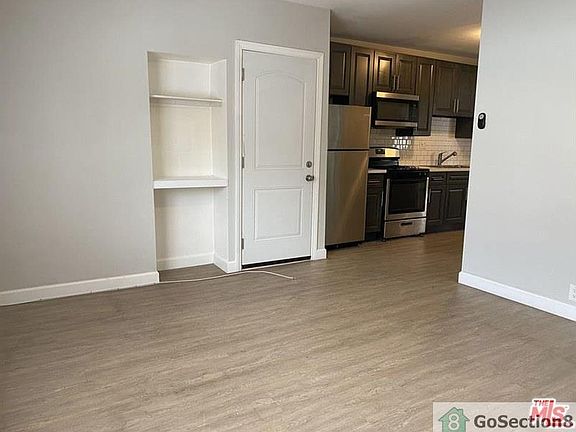 4th image of 1070 N Stone St