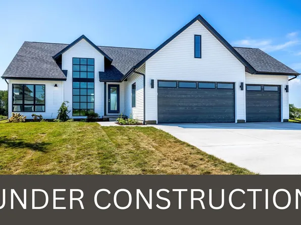 6 Viola Dr, Le Claire, IA 52753
