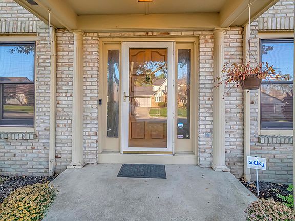 3rd image of 7453 Lindbrook Ct