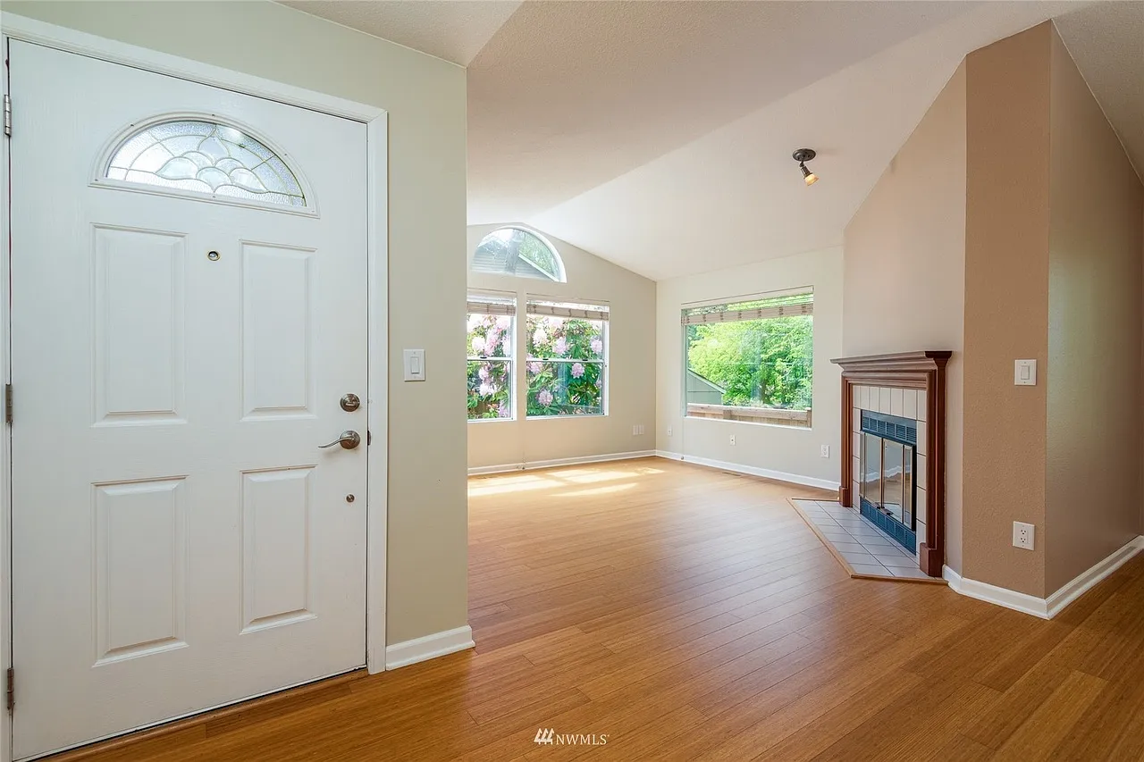 3 bed, 1421 sqft, $3,200 — Photo 2