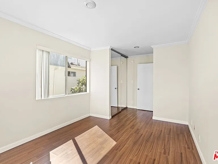1233 Barry Ave #208 — Photo 14
