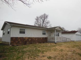124 N 1st St NW, Clay City, IL 62824
