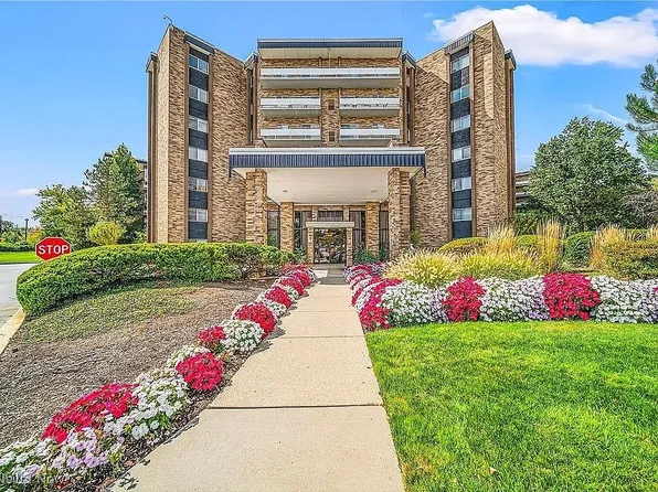 2202 Acacia Park Dr APT 2420, Lyndhurst, OH 44124