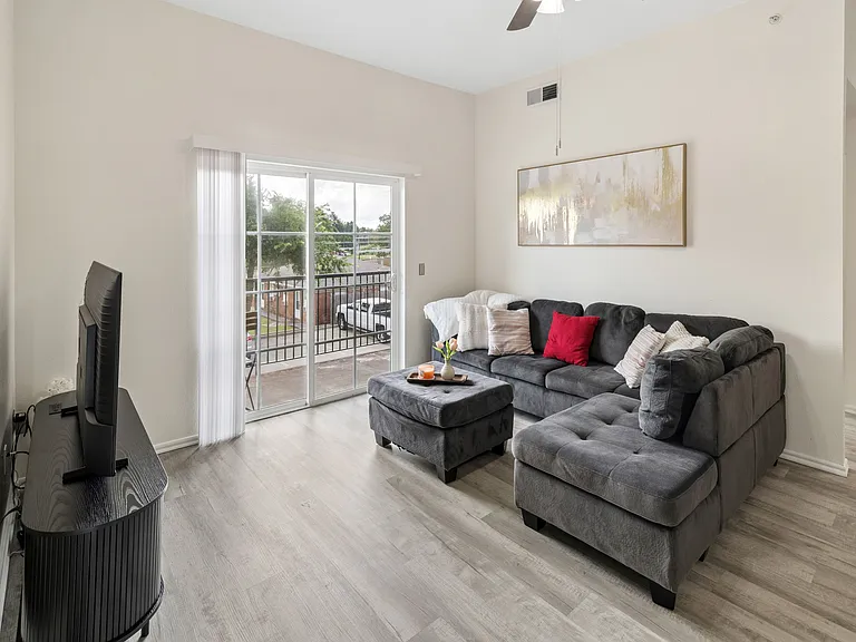 715-Monnett - Living Room