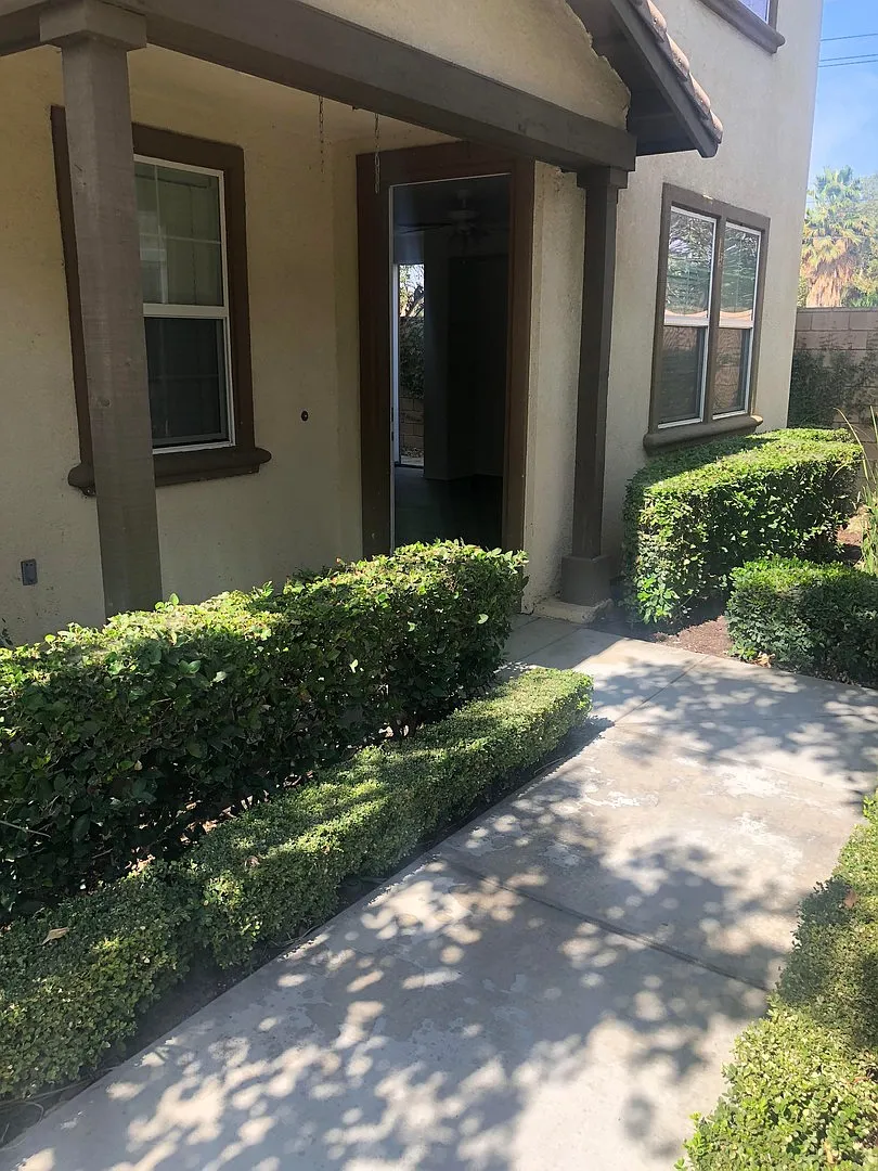 Beautiful Riverside 2 Story House — Photo 2