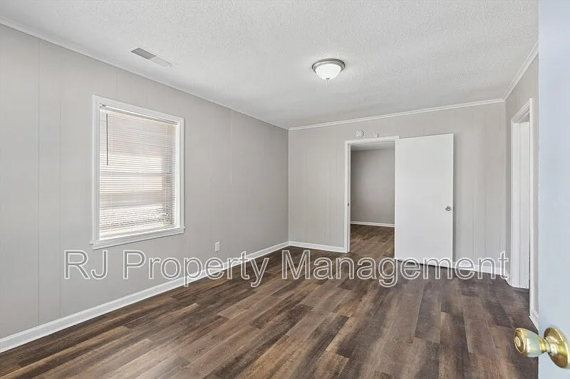 4 bed, 1.0 bath, 1056 sqft, $1,195 — Photo 4