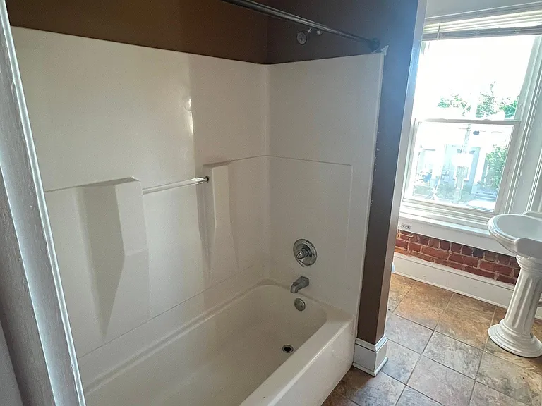 Bathroom 1 (tub/shower)