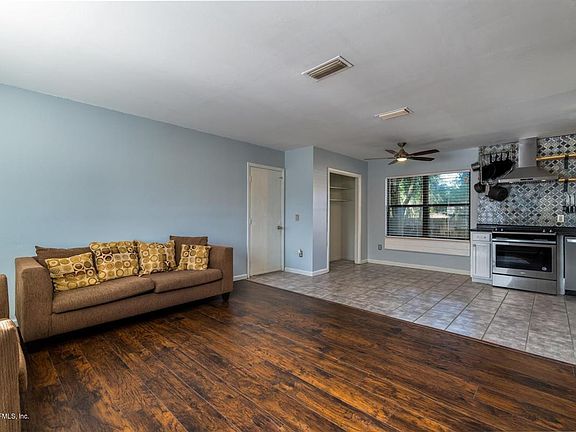 5th image of 2110 Silver Lake Dr