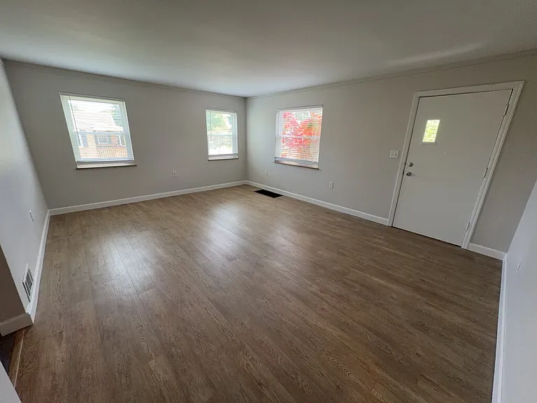 464 Cloverdale Ave — Photo 3