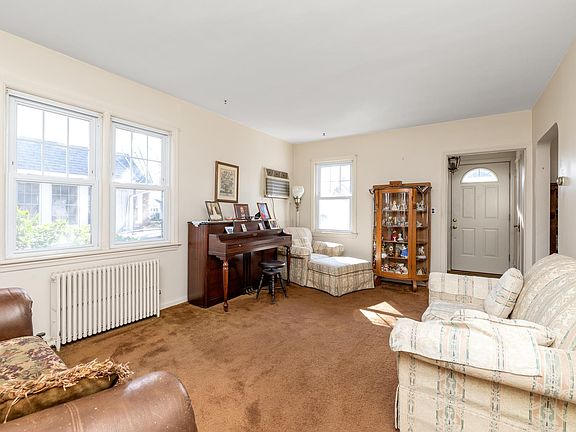 3rd image of 123 E Saint Marks Pl