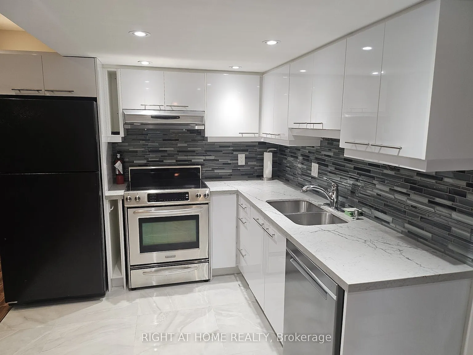 3 bed, $1,975 — Photo 3