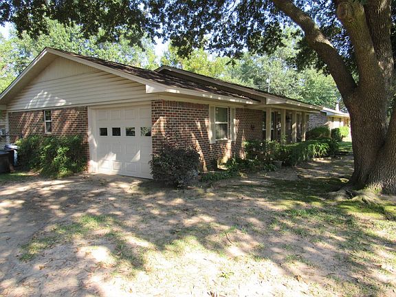 3rd image of 4020 Honeysuckle Ln