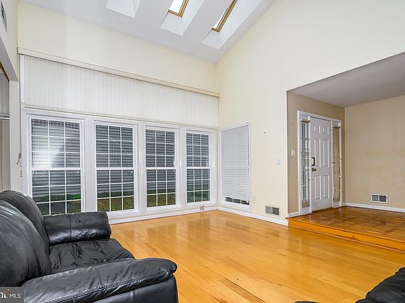 5th image of 28 Stonebridge Ln