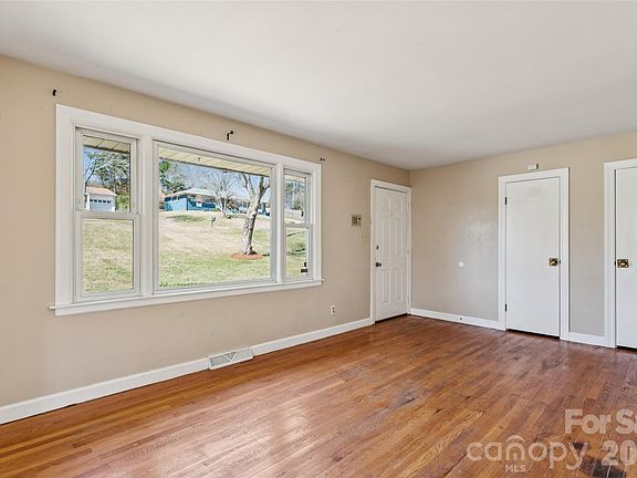 3rd image of 110 Hillcrest Dr