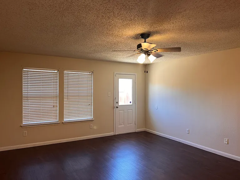 1017 Alexandria Dr — Photo 3
