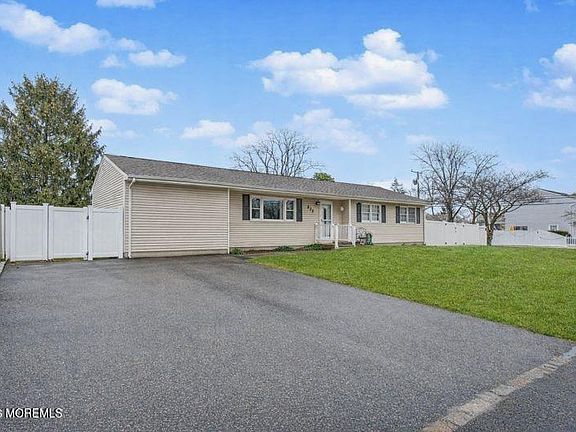 4th image of 237 Pine Tree Drive