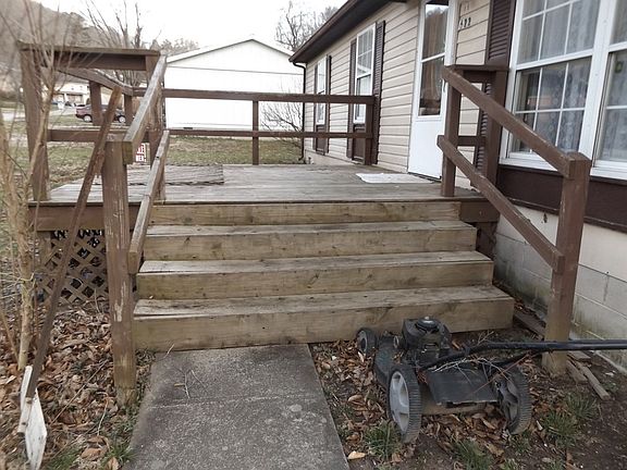 3rd image of 15 Dayhill Ln