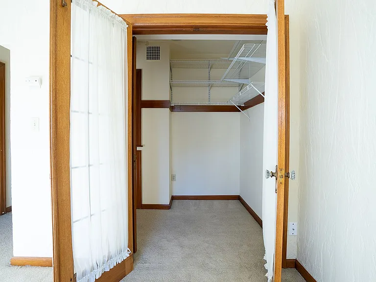 Franconia Apartments — Photo 16