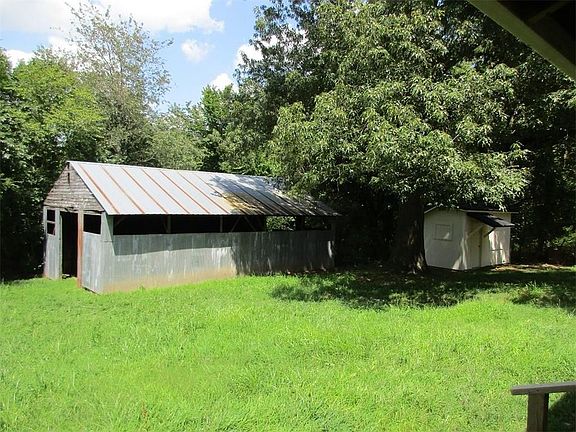 4th image of 801 Dogwood St