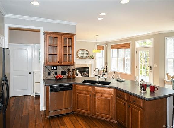 3rd image of 9169 Drayton Ln