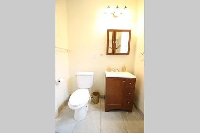 2 full modern bathrooms