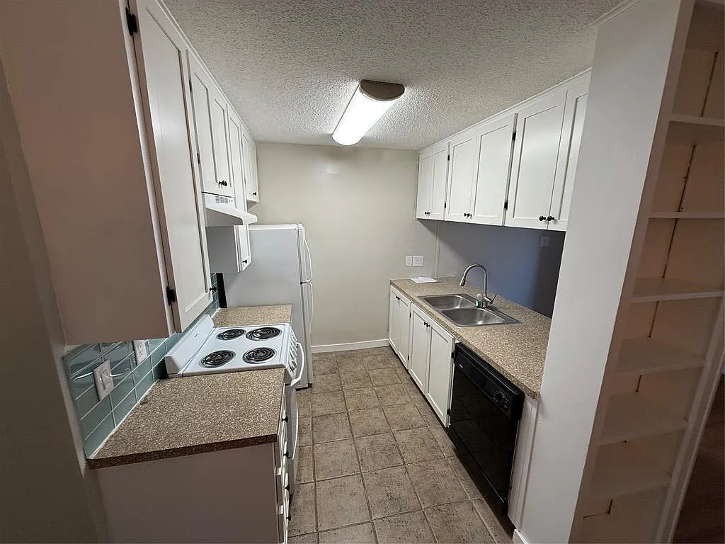 Building Photo - 2408 Longview St #108
