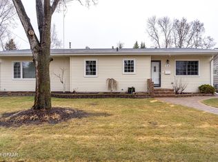 418 23rd Ave S, Grand Forks, ND 58201