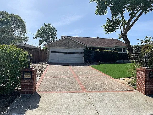 3135 Hillside Dr photo 1