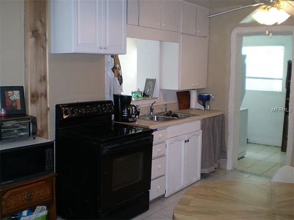 Kitchen w/Pass-thru to Bonus Room