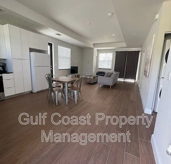681 Windermere Dr — Photo 4