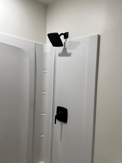 4 Foot Wide Shower Stall in Full Size Bathroom.