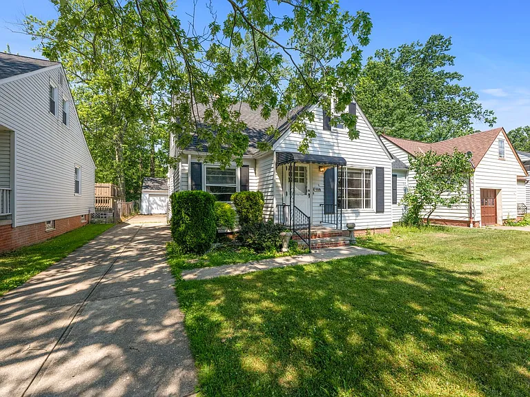 988 Glenside Ave — Photo 2
