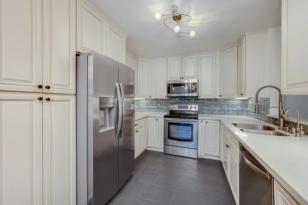 3 bed, 1352 sqft, $3,200 — Photo 1
