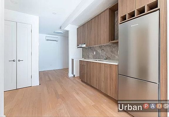2nd image of 305 Kingsland Ave #3R