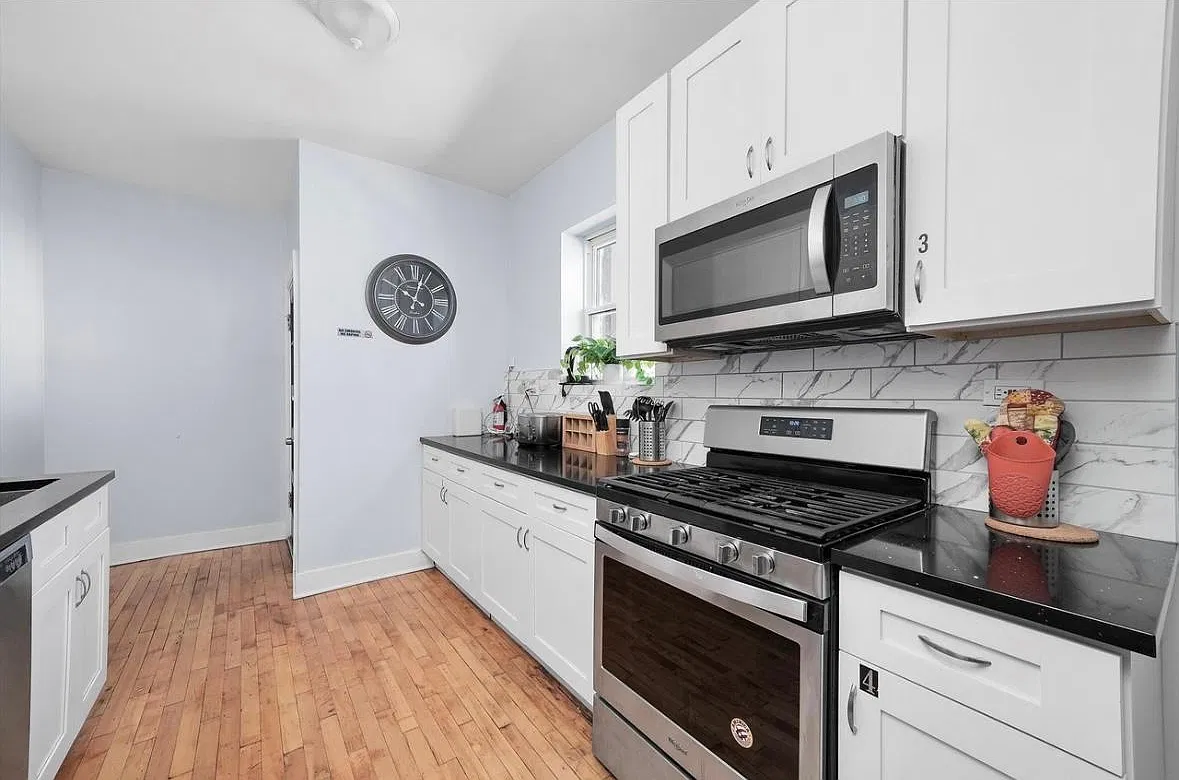 3301 W Belle Plaine Ave — Photo 1