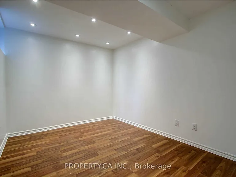 1012 Ossington Ave #LOWER — Photo 15
