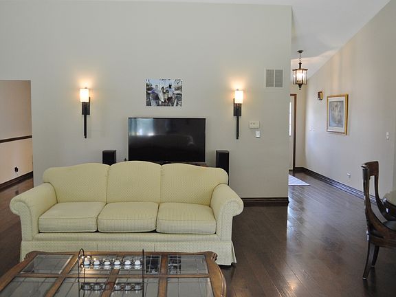 3rd image of 636 N Carlyle Ln