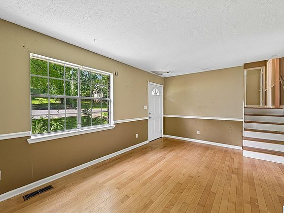 5th image of 620 Cresap Cir NE