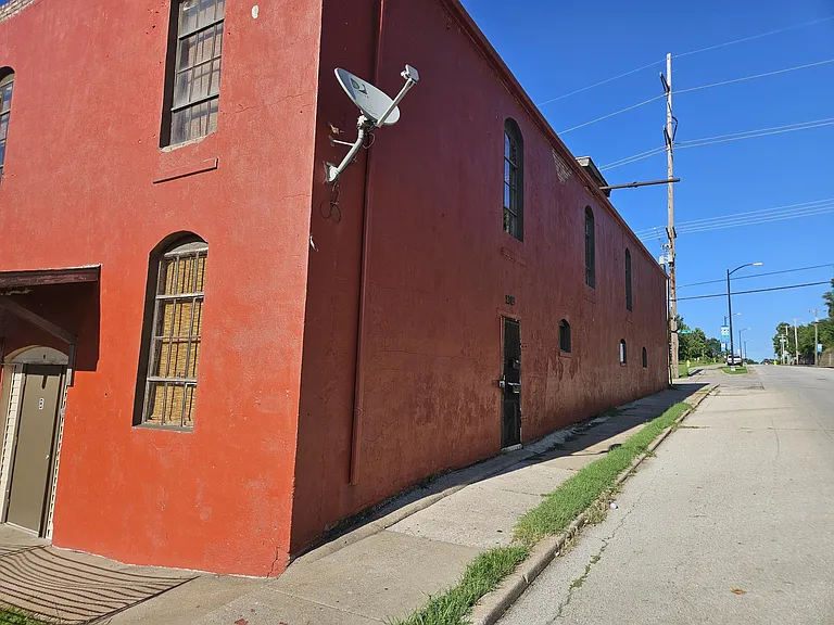 1303 W College St — Photo 44