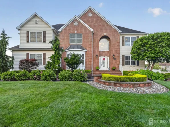 5 Adam Ct, Monroe Township, NJ 08831