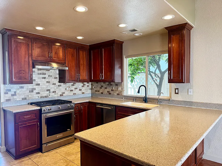 909 Saint Ann Dr — Photo 1