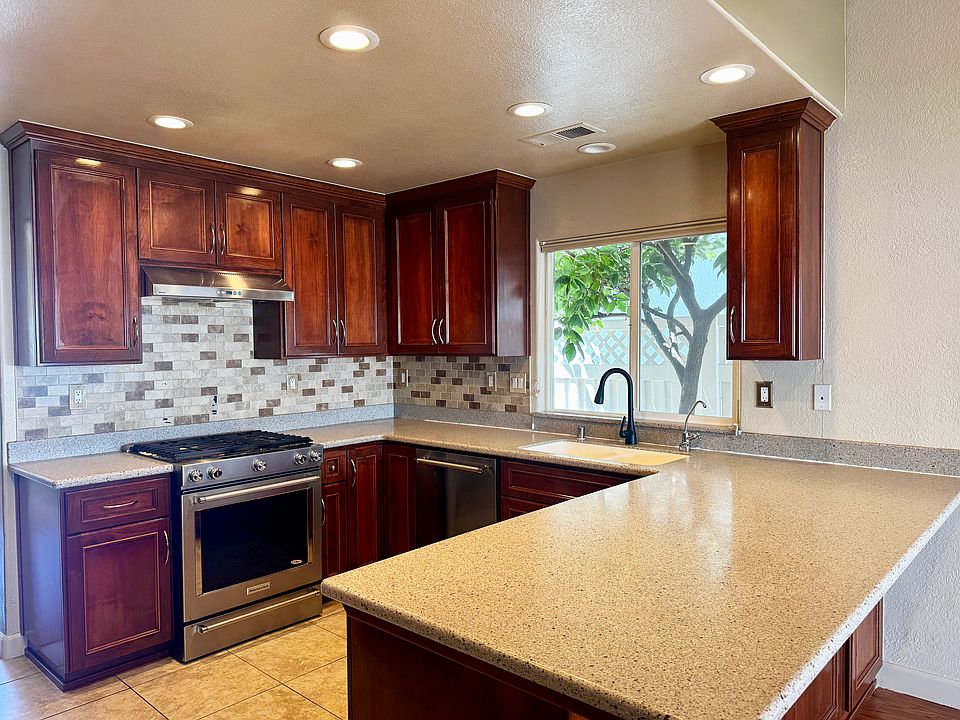 1st image of 909 Saint Ann Dr