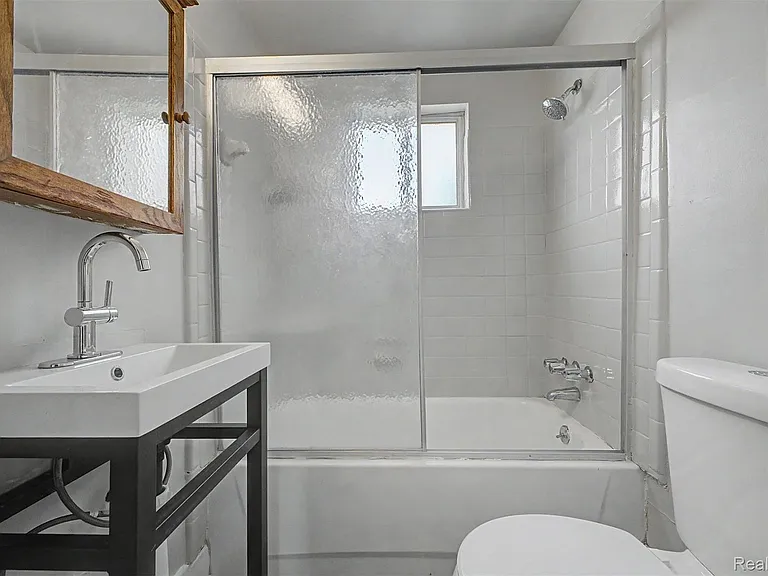 1301 E Muir Ave — Photo 6
